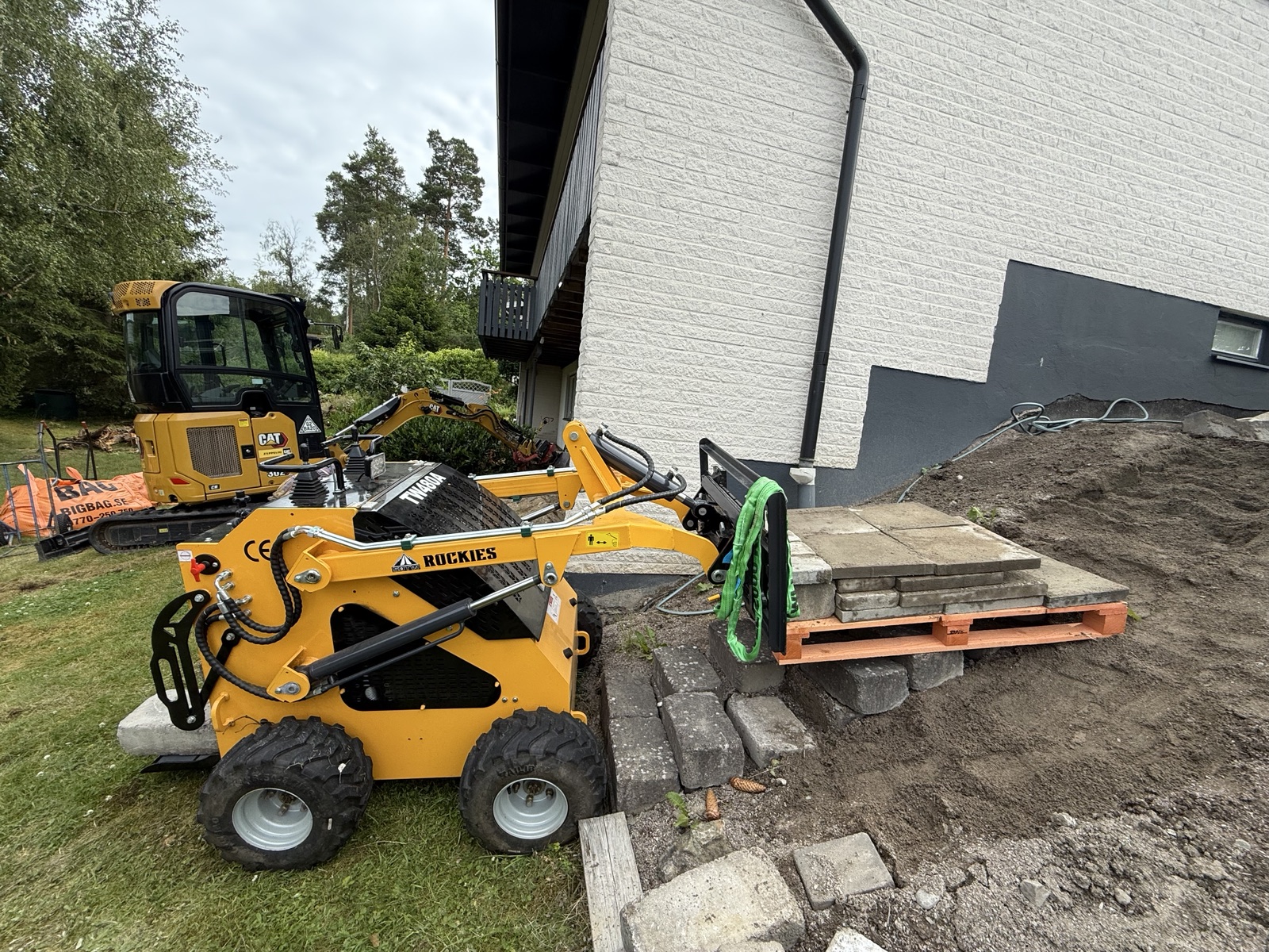 Grävning och maskiner i skärgård
